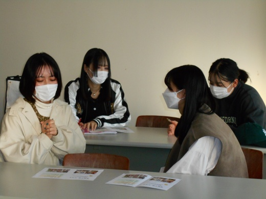 3年生と4年生が個別で対談し、情報交換をしています。