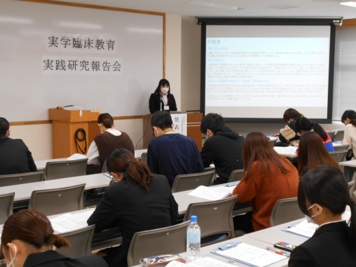 4年生実学臨床教育研究報告会に他学年も参加しています。