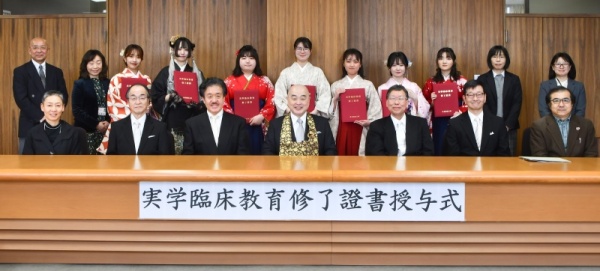 実学臨床教育修了證書授与式の写真です。