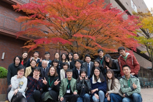 紅葉が美しく色づいた国見キャンパス2号館前で記念撮影