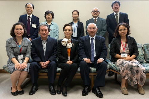 訪日学生を引率する朱氏（前列中央）を歓迎した大谷学長（同右から２人目）、大竹副学長（同右から４人目）