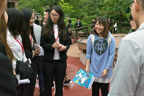 笑顔で交流する本学学生と訪日した中国人学生たち