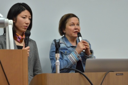 清水由賀講師（左）の「社会福祉行財政論」で講義を行うハルヒユラ氏