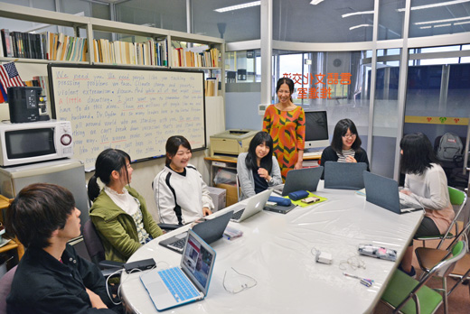 和気あいあいと講座を楽しむ学生