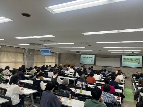 芹沢と東北のかかわりを年譜をもとにお話しされる濱田淑子氏