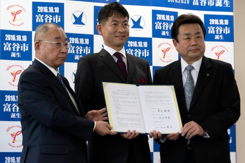 協定書を手にし記念撮影に収まる左から大谷学長、 ジャパンローヤルゼリー株式会社・山口喜久、 富谷市・若生裕俊市長