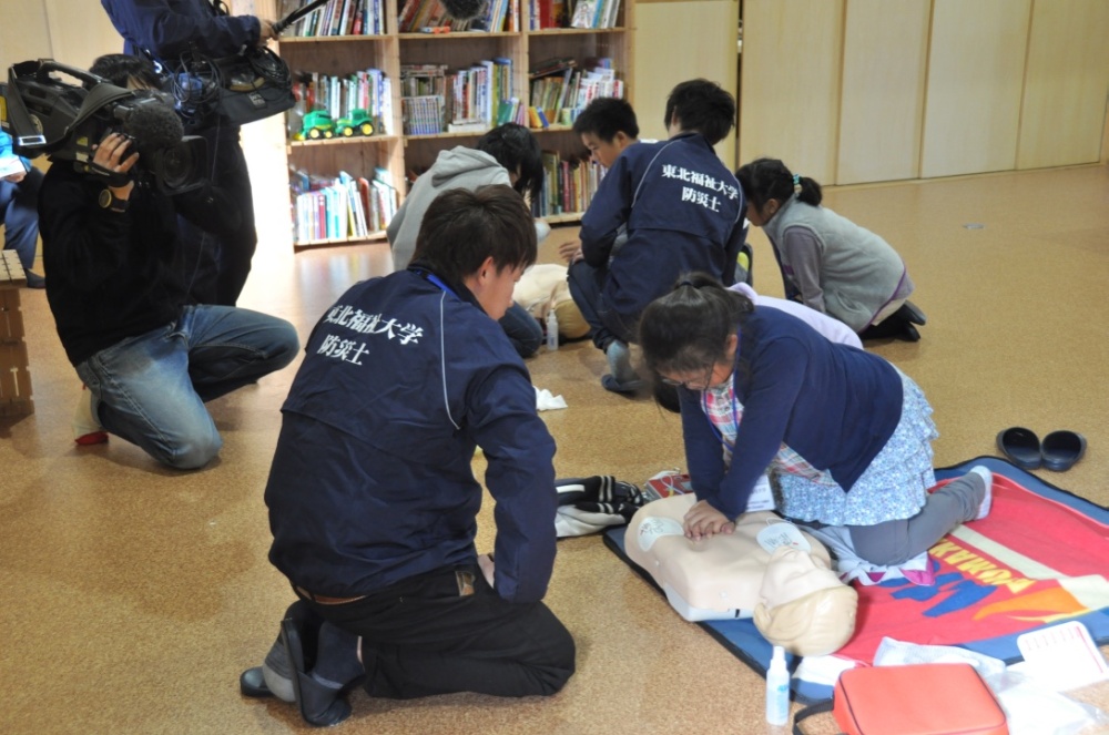 AED操作を学ぶこどもたち