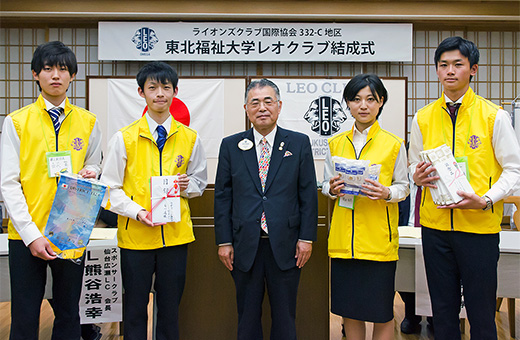 支援金と記念品贈呈後、記念撮影に収まる左から東北福祉大学レオクラブ・田代さん、髙橋会長、ライオンズクラブ国際協会３３２−C地区・石川ガバナー、 太田さん、菅原さん