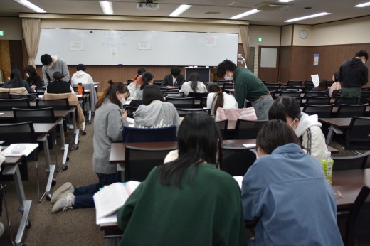 中学生の質問に対して親身になって答える学生