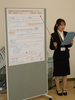 ポスター発表:持ち時間を計算しながら原稿・資料をもとに発表しています
