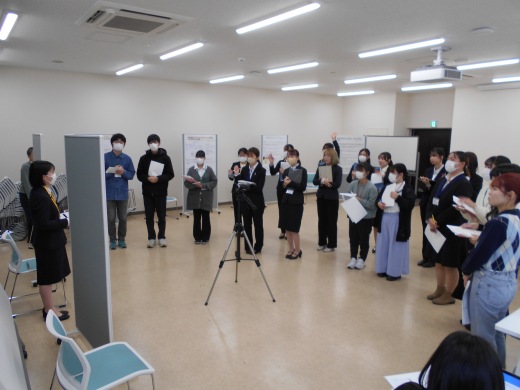 発表後、質疑応答の時間に挙手をして質問をし、さらに学び合いをする学生たち