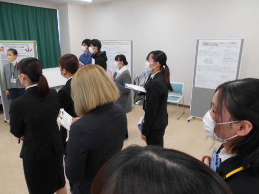 仲間の発表を真剣に聞いています