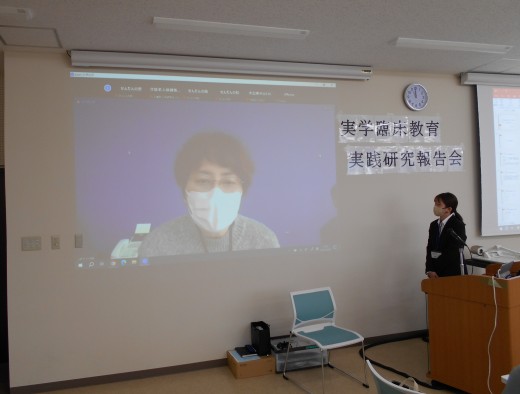 オンラインでご参加くださった実践先のご担当者と講評を聞く学生