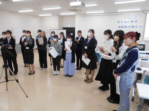 学年カラーの名札を着けて(1年:赤、2年緑、3年:黄、4年:青)