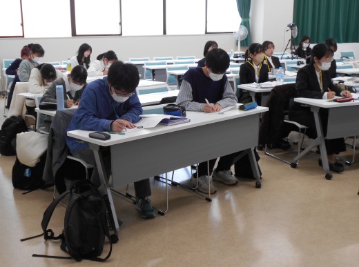 4年生の報告をメモを取りながら聞く1~3年生