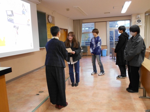 表彰式：1人ずつ表彰状を授与されました