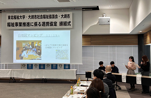 地域課題について提案する山本さんと庄司さん