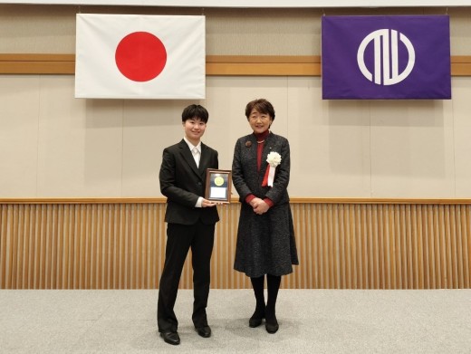 スポーツ奨励賞を受賞した仲田さん（左）と郡仙台市長