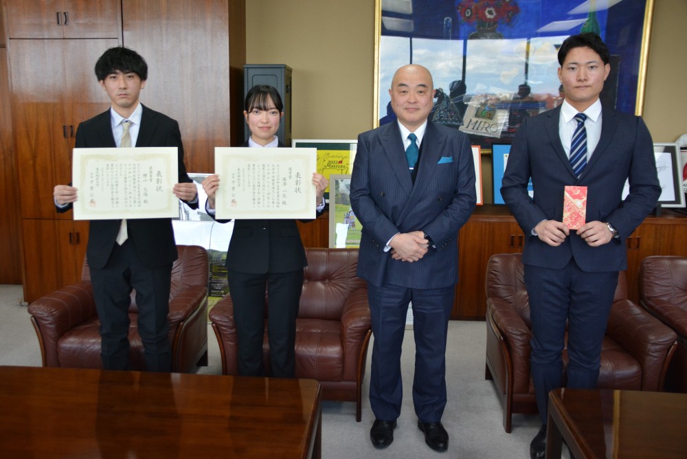 左から檜山さん、塚澤さん、千葉学長、丹野さん