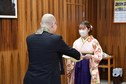 千葉学長（左）から表彰状を授かる小野寺さん