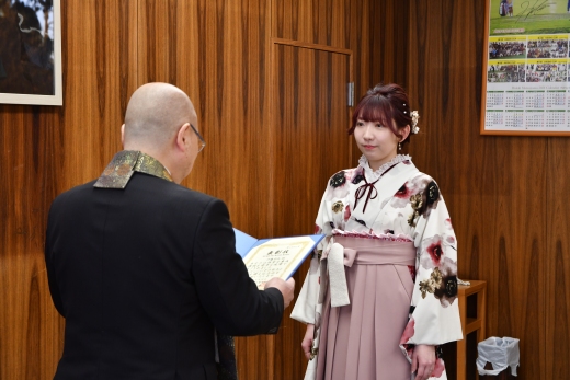 千葉学長（左）から表彰状を授かる伊藤さん