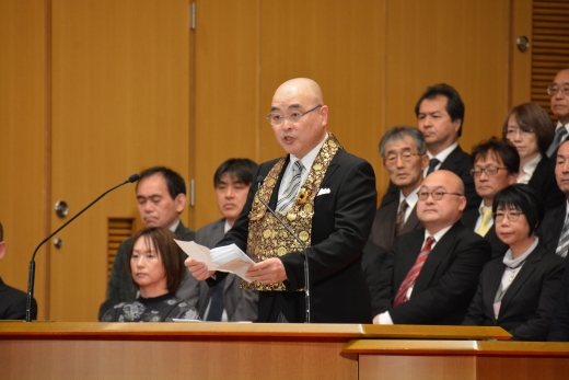 式辞を述べる千葉学長