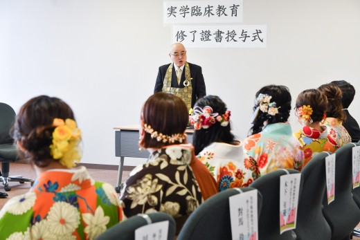 お祝いの言葉を述べる千葉学長
