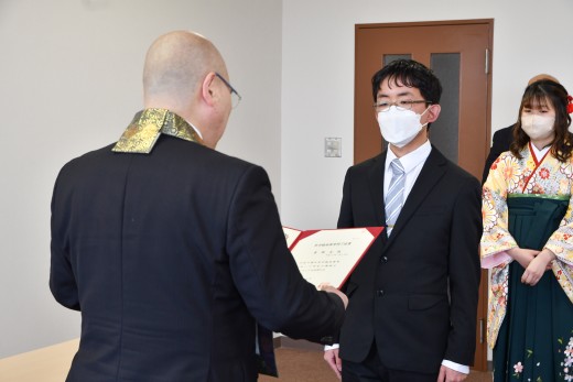 千葉学長から修了証書を授かる青柳さん