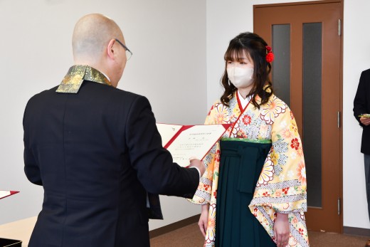 千葉学長から修了証書を授かる半澤さん