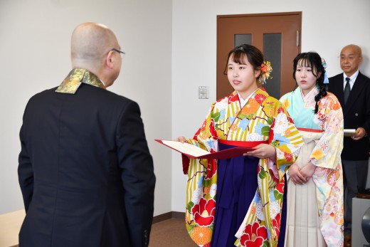 千葉学長から修了証書を授かる本庄さん