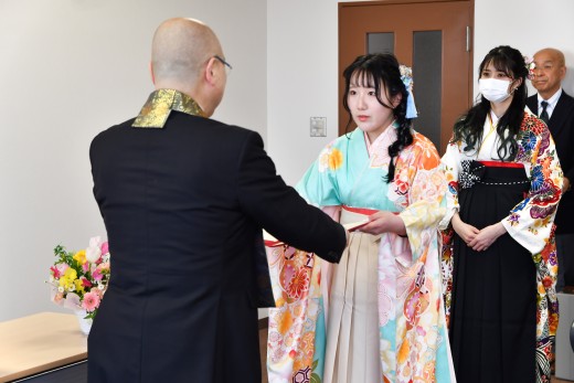 千葉学長から修了証書を授かる阿部さん