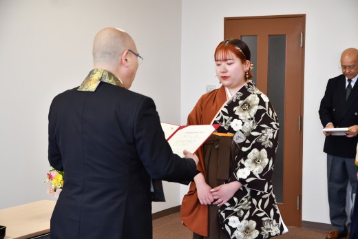 千葉学長から修了証書を授かる對馬さん