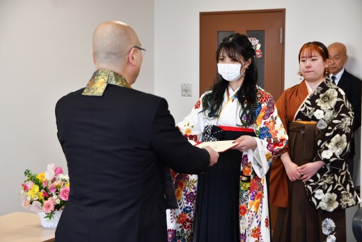 千葉学長から修了証書を授かる木下さん