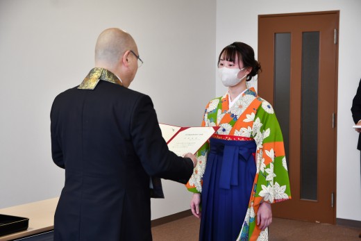 千葉学長から修了証書を授かる川村さん