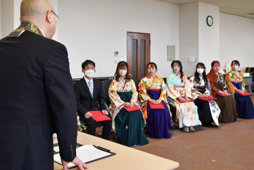 お祝いの言葉を述べる千葉学長と受講学生