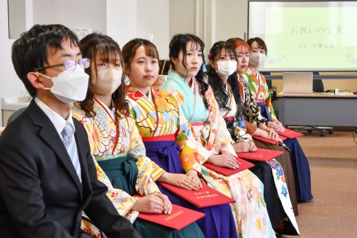 千葉学長のお祝いの言葉を聞く受講学生
