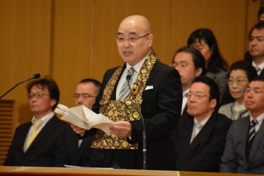 式辞を述べる千葉学長