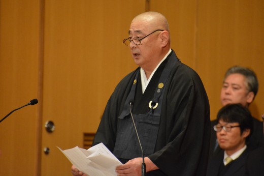 祝辞を述べる平井理事長