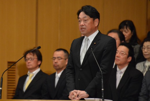 祝辞を述べる小野寺客員教授