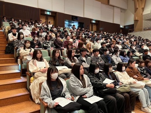 真剣に耳を傾ける社会福祉学科新1年生