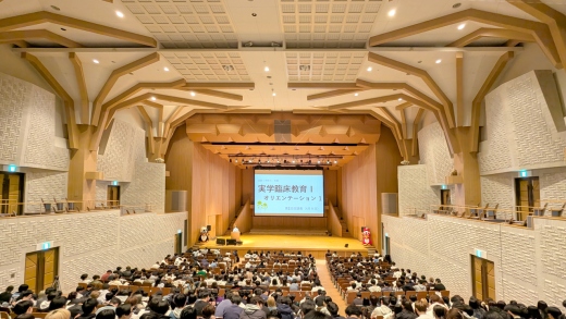 社会福祉学科1年生 音楽堂(けやきホール)に全員集合