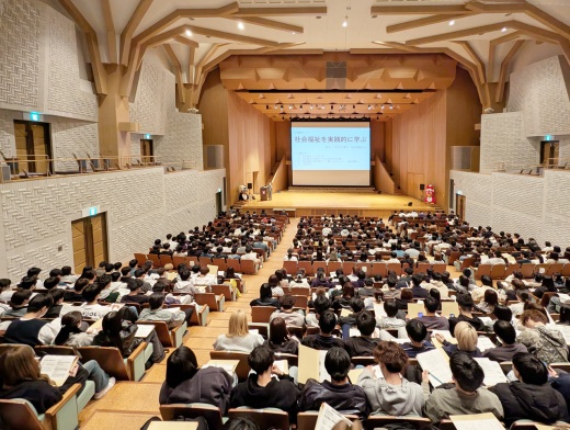 4月16日 授業用ファイルを手に2回目の授業を受ける1年生