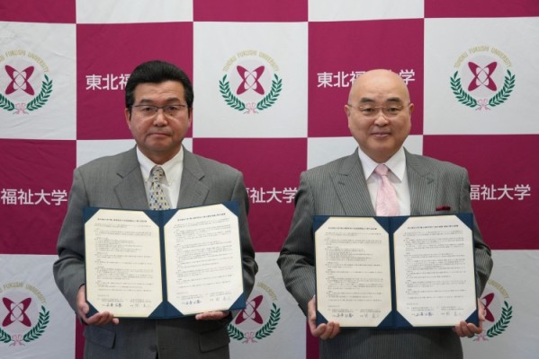 協定を結んだ惺山高等学校関校長(左)と千葉学長