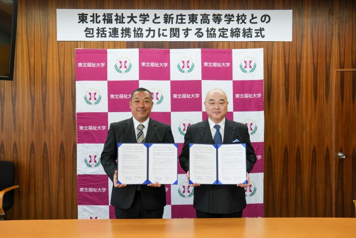 協定を結んだ新庄東高等学校田宮校長(左)と千葉学長