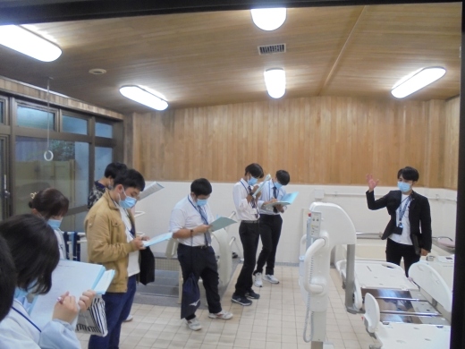 せんだんの里：浴室の説明を受ける
