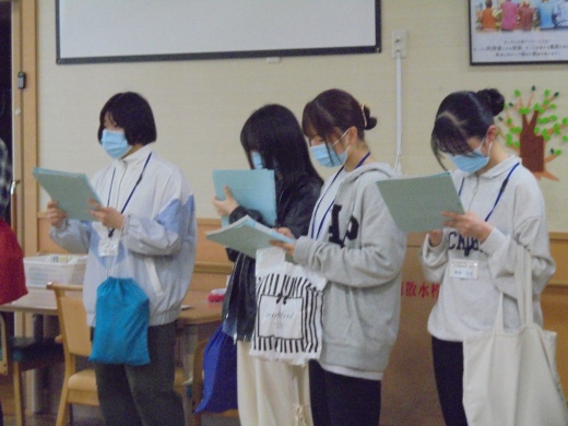 メモを取りながら説明に聞き入る