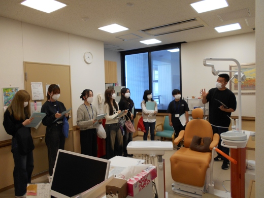 口腔ケア室：口腔ケアの重要性について聞く