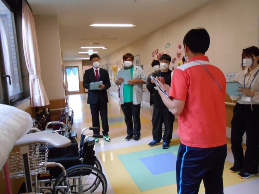 在宅復帰を見越した車椅子や歩行器の利用について説明を受ける