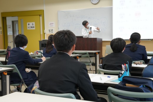小野木先生の授業に取り組む桃生中学校のみなさん