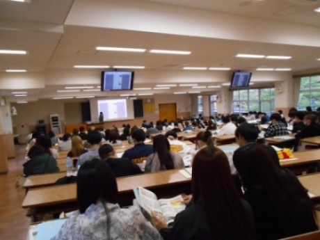 5/8 手元に配られた資料とモニターを見ながら施設の説明を聞く学生